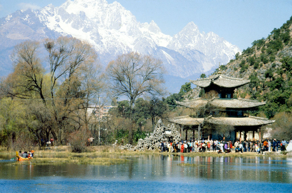 Søndagsstemning i en park ved Lijiang i Yunnan provinsen