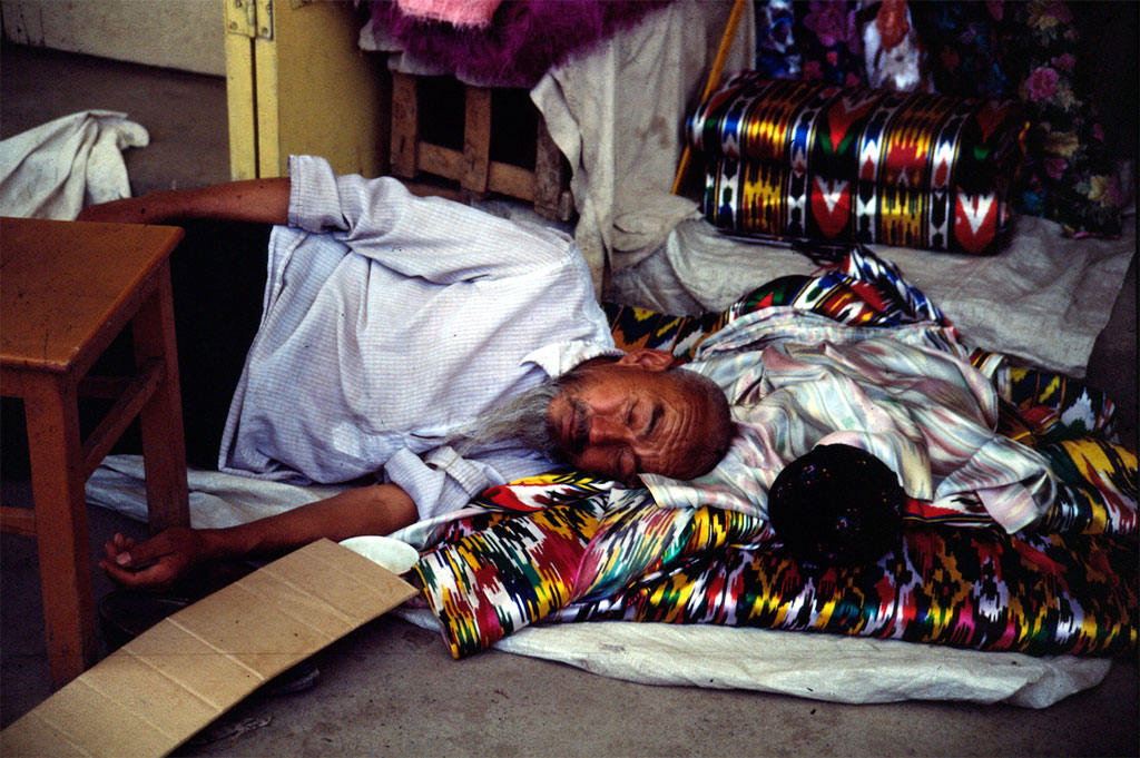 Sovende handelsmand i en basar i Urumqi i Xinjiang provinsen