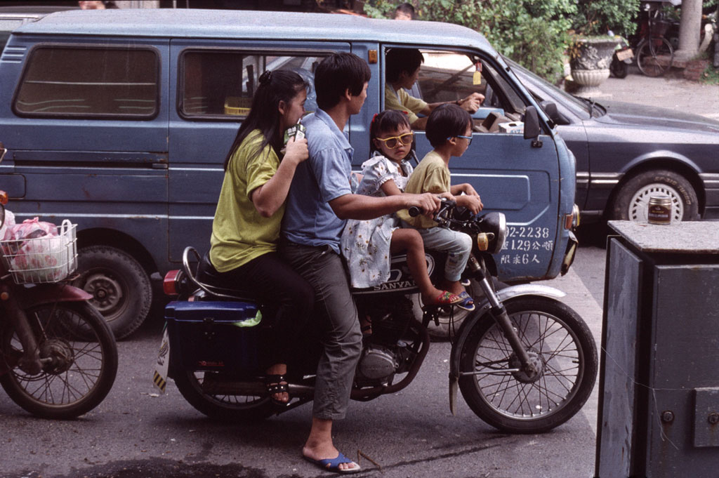 Familie på knallert i Taipei